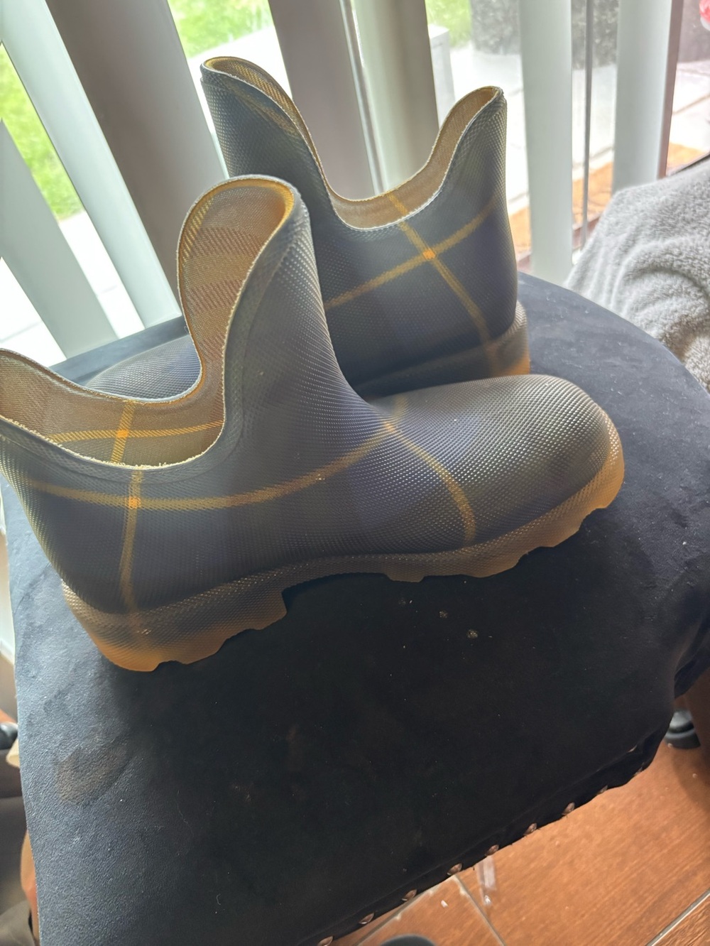 Burberry Waterproof Slip-On Rain Clogs in Navy with Yellow Trim